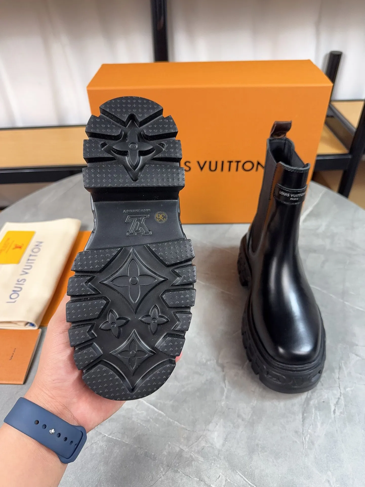 Men's shoes 💰700💰Ladies model Louis vuitton new short boots; beautiful lines and no bloat, original first-layer cowhide combined with high mercerized frosted cowhide, thin strap motorcycle boots are easy to put on and take off, without contrast (to isolate the cold winter) ❶ Upper: original open edge beaded cowhide ❷ Inner: cowhide ❸ Foot pads: cowhide leather ❹ Outsole: original wear-resistant and non-slip raw rubber sole ❺Sole height: 6cn ❻Packaging: Original LV special box ❼Number: 34-41 (34/41 customization is not returnable) Boot height 6 inches ☀Color: (black military green)